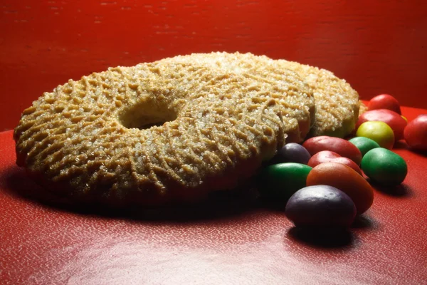 Cookies met veel helder gekleurde snoepjes — Stockfoto