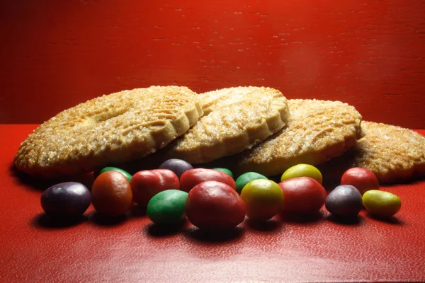 Μπισκότα με πολλά φωτεινά χρωματισμένα καραμέλες — Φωτογραφία Αρχείου