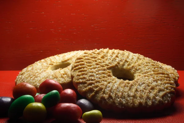 Cookies met veel helder gekleurde snoepjes — Stockfoto