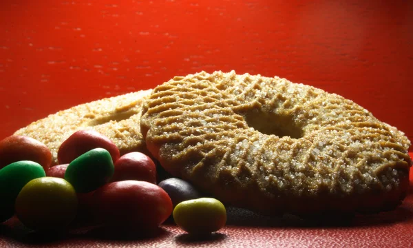 Печенье с яркими конфетами — стоковое фото