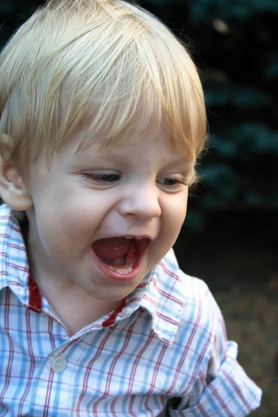 Śmiejąc się mały chłopiec — Zdjęcie stockowe
