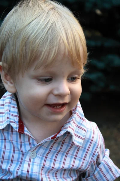 Een kleine jongen lachen — Stockfoto