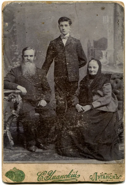俄罗斯 世纪初结束 古色古香的照片显示了年迈的父母和已成年的儿子 卢甘斯克 俄罗斯帝国 现在乌克兰俄罗斯文本 Umanskiy 摄影师 卢甘斯克 — 图库照片