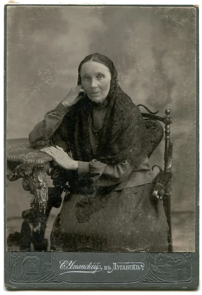 俄罗斯 大约十九 世纪初结束 古色古香的照片显示老年妇女头巾坐在一把椅子靠近桌子 下巴在他的手 卢甘斯克 俄罗斯帝国 现在乌克兰俄罗斯的文本中 Umanskiy 的一名摄影师的名字 — 图库照片