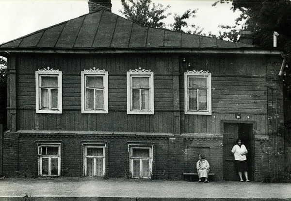 Elderly women near the old house — Stock Photo, Image