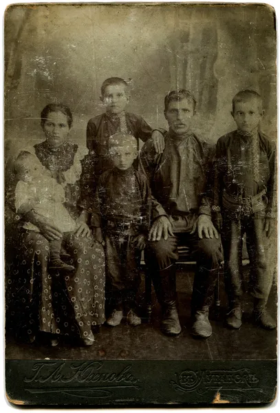 俄罗斯 大约十九 世纪初结束 古色古香的照片显示的四个孩子 卢甘斯克 俄罗斯帝国 乌克兰俄罗斯文字工人的家庭 Yukhnovskiy 摄影师的名字 卢甘斯克 — 图库照片