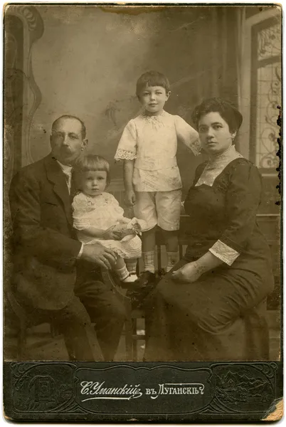 ロシア Xix 世紀の初めの終わり年頃 アンティークの写真を家族 人の子供 ルガンスク ロシア帝国ロシア語のテキストを示しています Umanskiy 写真家の名前 ルガンスク — ストック写真