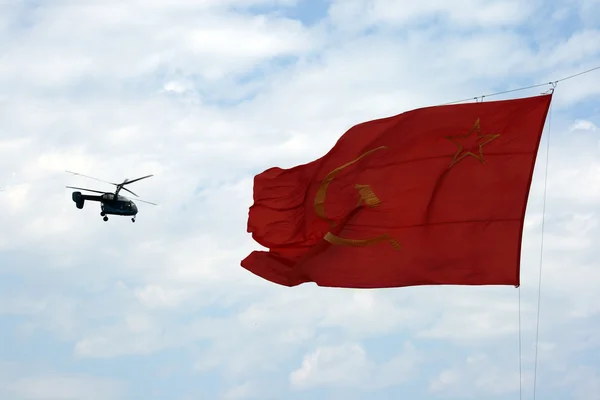 Helikopter ka-26 ve bayrak — Stok fotoğraf