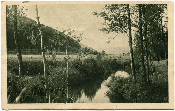 Luie rivier in een vallei — Stockfoto