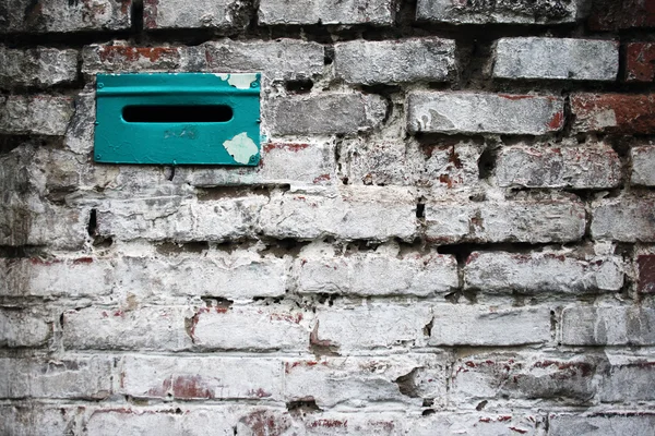 Старая кирпичная стена с почтовым ящиком — стоковое фото