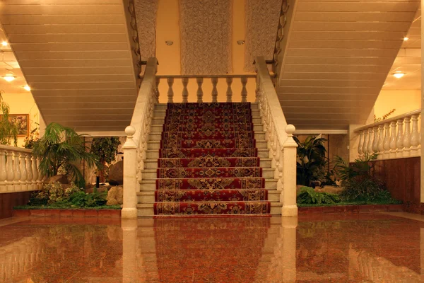 Luxusní interiéry s schodiště — Stock fotografie
