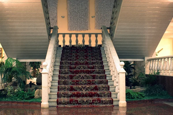 Intérieurs de luxe avec escalier — Photo