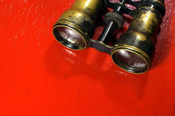 Vintage dürbün izole kırmızı zemin üzerine — Stok fotoğraf
