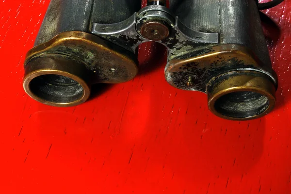 빨간색 배경에 고립 된 빈티지 쌍안경 — 스톡 사진