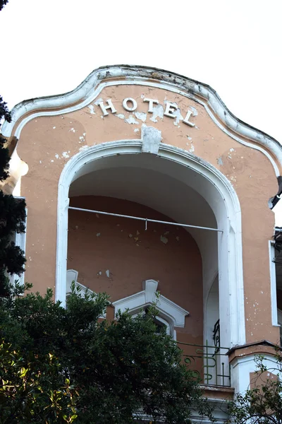 Peeling facade af det gamle hotel - Stock-foto