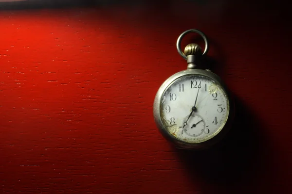 Reloj de bolsillo viejo aislado sobre fondo rojo — Foto de Stock