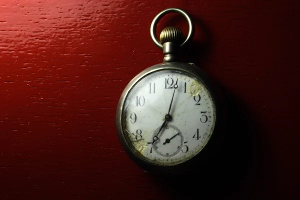 古い懐中時計に孤立した赤い背景 — ストック写真