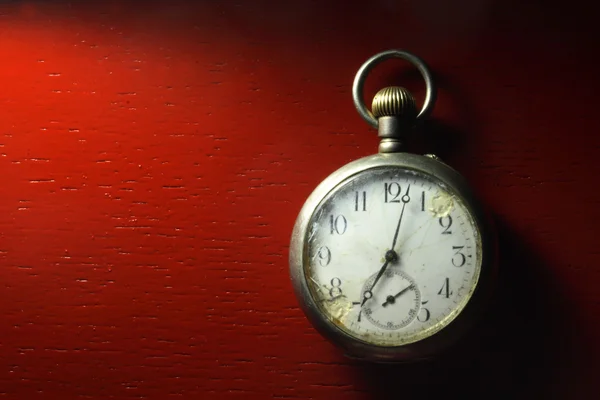 Relógio de bolso velho isolado no fundo vermelho — Fotografia de Stock