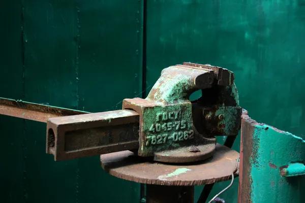 Starý kovový svěrák — Stock fotografie