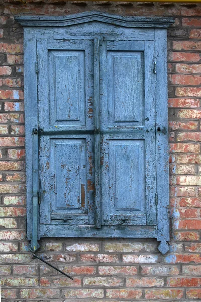 셔터가 있는 오래 된 창문 — 스톡 사진