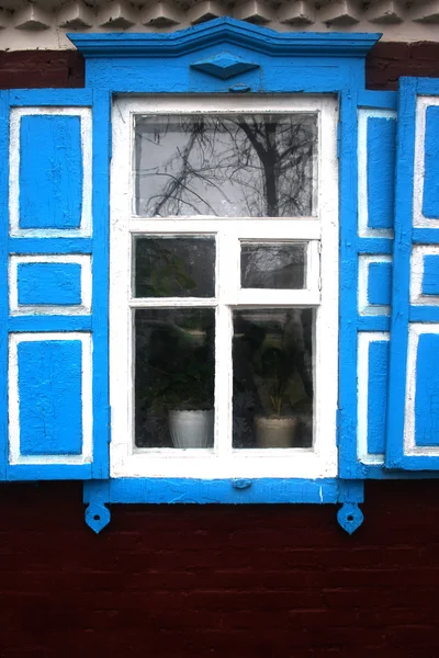 Altes Fenster mit Rollläden — Stockfoto