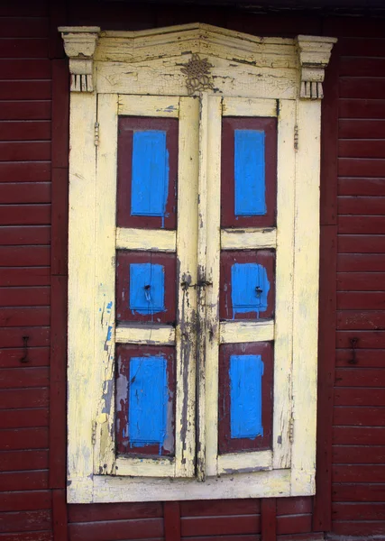 シャッター付きの古い窓 — ストック写真
