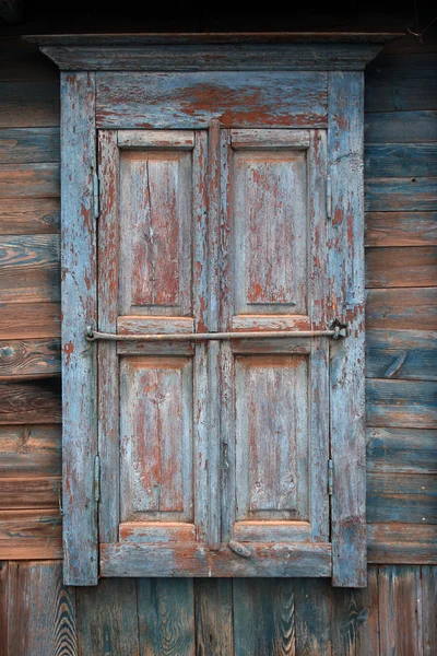 Старое окно с жалюзи — стоковое фото