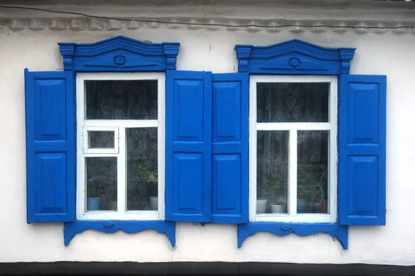 Vecchie finestre con persiane — Foto Stock