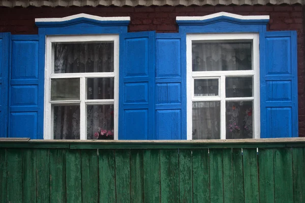 Gamla fönster med fönsterluckor — Stockfoto
