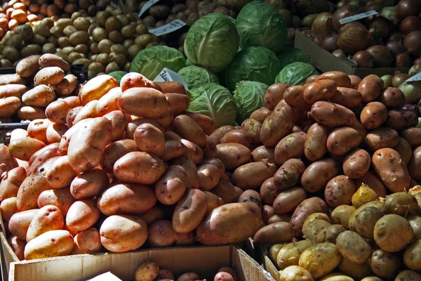 Pommes de terre biologiques exposées — Photo