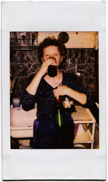 Alkol içki şişesi ile güzel bir kadın portresi — Stok fotoğraf