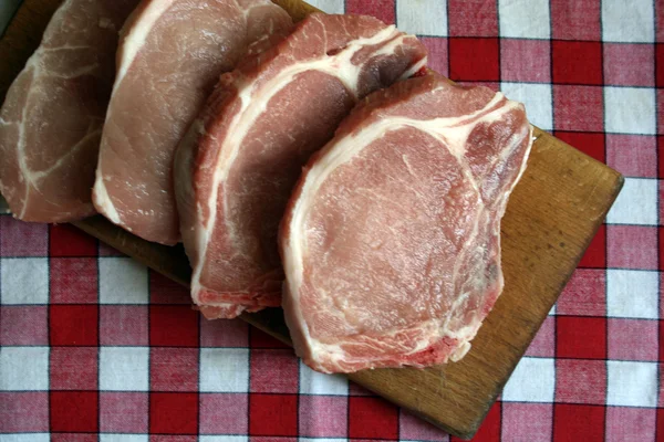 Taglio di bistecca di manzo su cartone di carne — Foto Stock