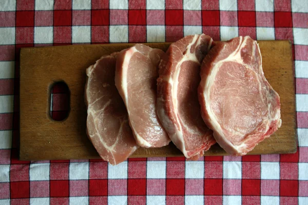 Knippen van biefstuk op vlees hardboard — Stockfoto