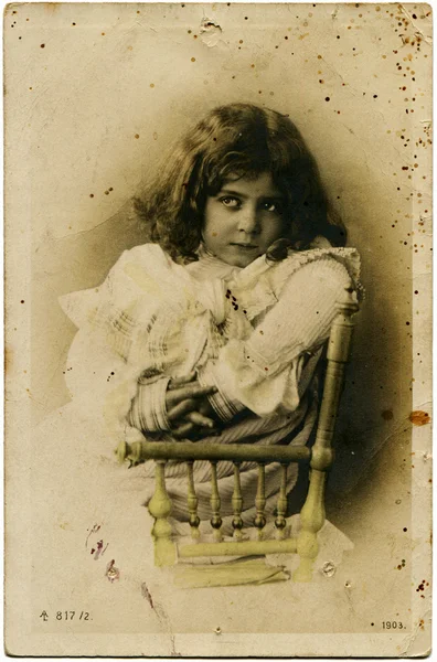 Портрет дівчини в стільці — стокове фото