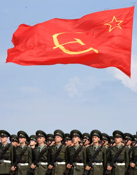 Drapeau rouge sur le défilé de guerre soviétique — Photo