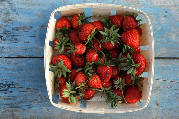 Erdbeere im Korb — Stockfoto