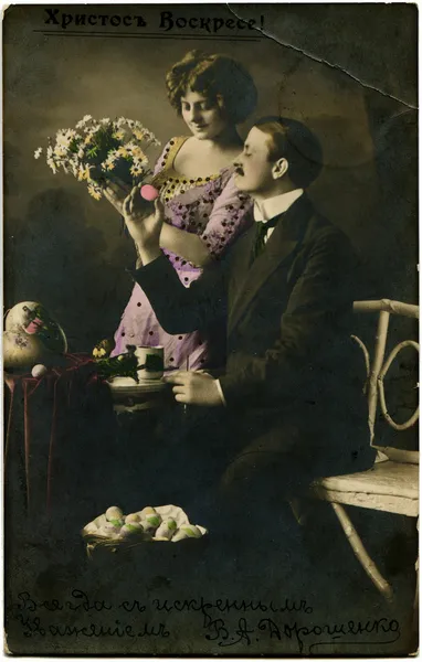 Pareja feliz, un hombre le da a una mujer un huevo de Pascua —  Fotos de Stock