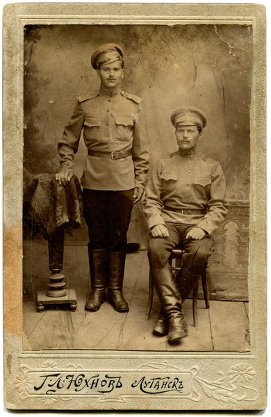俄罗斯 大约时期世界战争 两个士兵 卢甘斯克 俄罗斯帝国 现在乌克兰俄罗斯文本 Yukhnow 摄影师的名字 卢甘斯克 — 图库照片