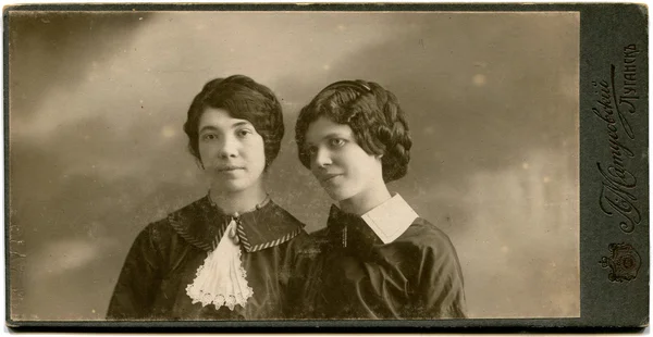 ロシア 世紀初頭の終わり年頃 二人の若い女性 ルガンスク ロシア帝国 ウクライナのロシア語のテキストが表示されます アンティーク フォト Umanskiy 写真家 — ストック写真