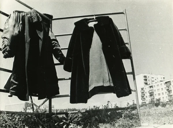 Séchage des vêtements d'hiver dans la cour — Photo