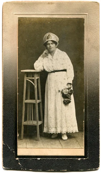 Rússia Circa 1917 Uma Foto Antiga Mostra Uma Mulher Boné — Fotografia de Stock