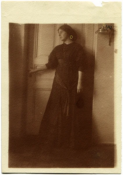 Mujer cerca de la puerta — Foto de Stock