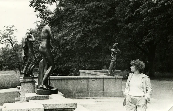 Jeune femme envisageant un parc de sculptures à Peterhof, URSS, 1984 — Photo