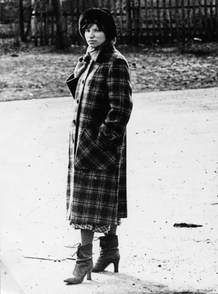 Jovem mulher em um casaco xadrez — Fotografia de Stock