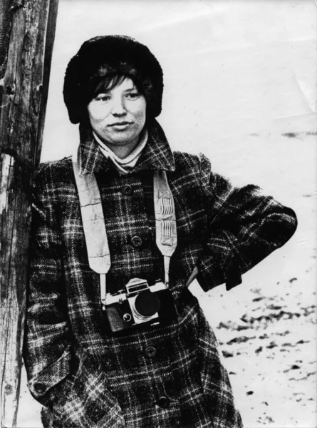 Ung kvinna i en rutig kappa — Stockfoto