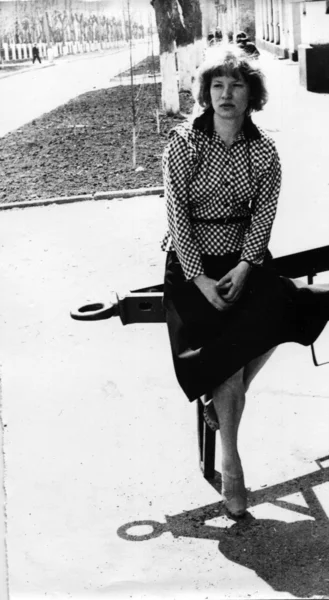 Mladá žena v kostkovaném saku — Stock fotografie