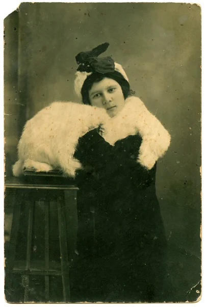 白い毛皮のコートで若い女性 — ストック写真