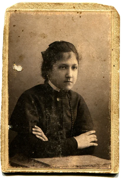 俄罗斯 世纪初结束 古色古香的照片显示座位附近的表 卢甘斯克 俄罗斯帝国 现在乌克兰的年轻女子 — 图库照片