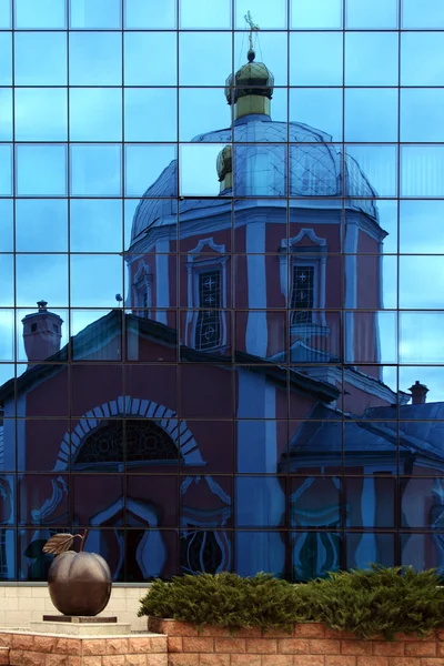 Reflexão da Igreja sobre um edifício de escritórios moderno — Fotografia de Stock