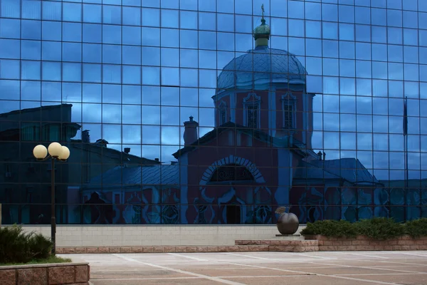 Reflexão da Igreja sobre um edifício de escritórios moderno — Fotografia de Stock